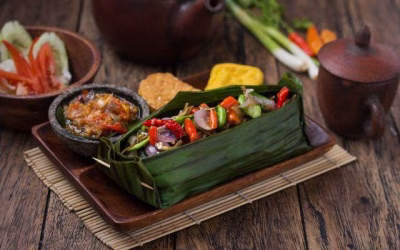 Savor Traditional Lotek Delights at Bu Jamingun's Warung